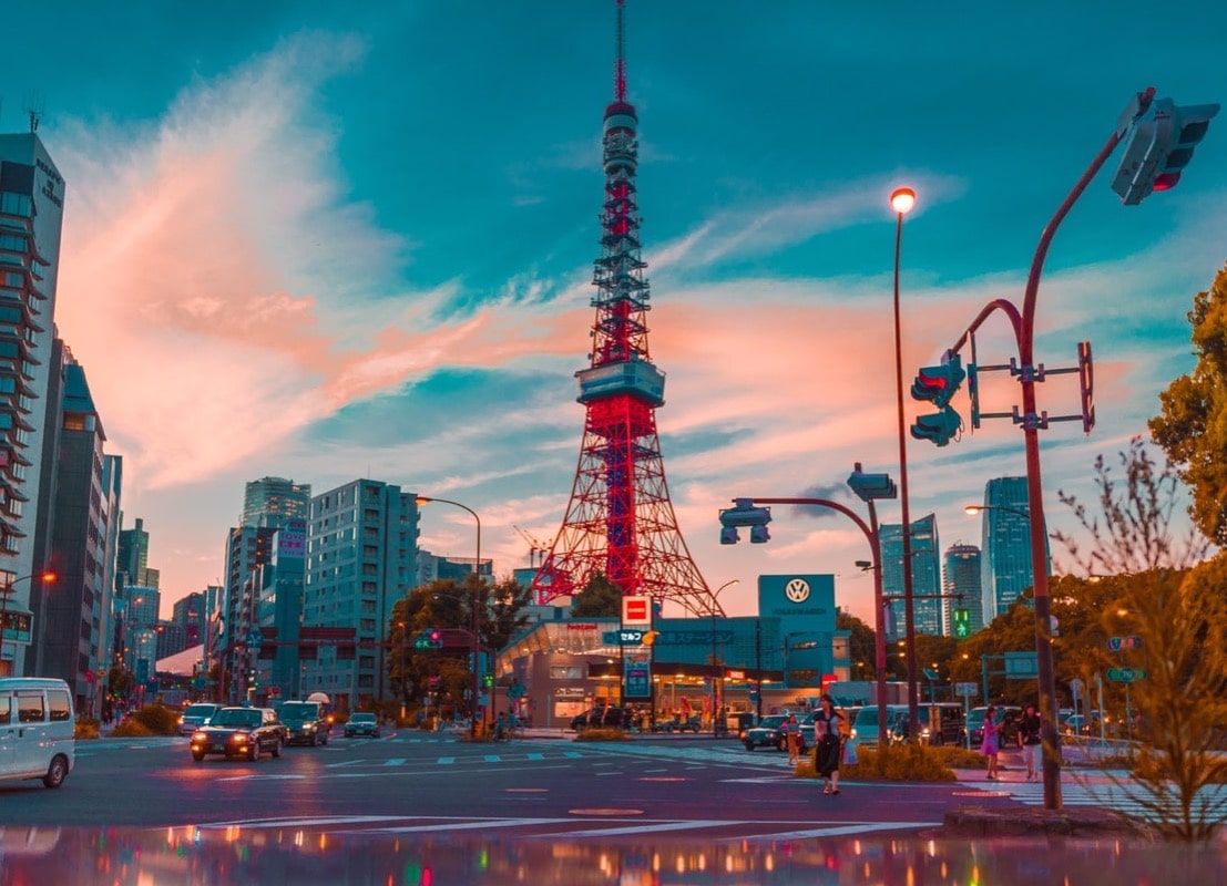 ピンクと青色の東京の街並み