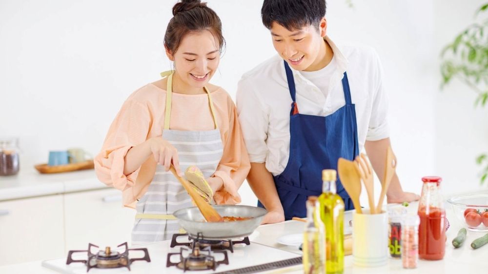 夫婦がキッチンで料理をする様子