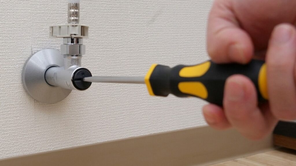 止水栓をドライバーで回す